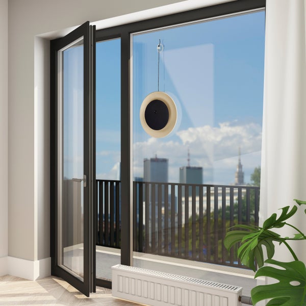 Innenraum mit geöffneter Balkontür, Heizkörper und hängendem Schallabsorber