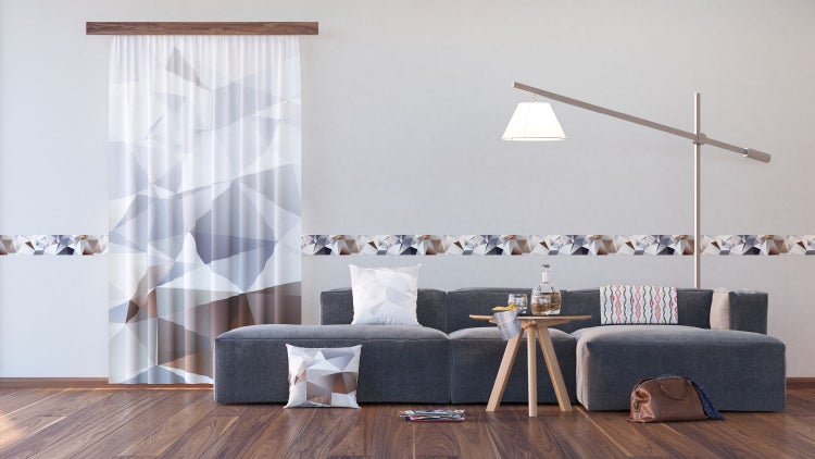 Modernes Wohnzimmer mit Sofa, Beistelltisch und Vorhang mit geometrischem Muster