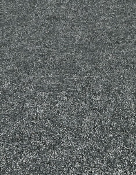 Wandgestaltung mit dunkler Strukturtapete neben Nachttisch mit Wasserglas und Büchern