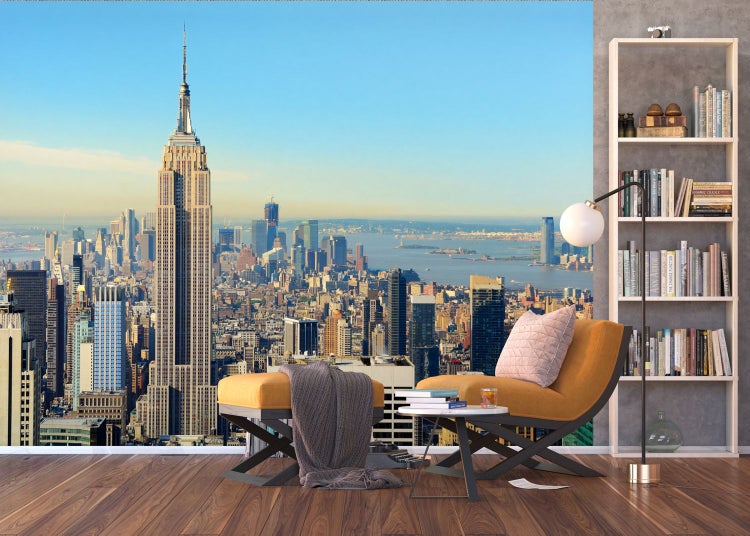 Wohnzimmer mit New York Skyline Fototapete, Sessel und Bücherregal