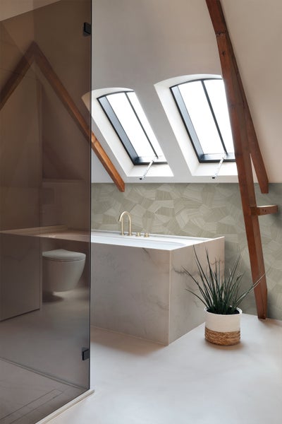 Badezimmer mit Dachfenstern, Badewanne, Dusche und Toilette