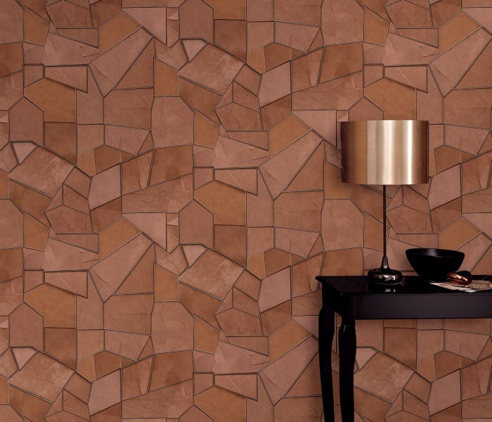 Schlafzimmer mit Bett, Nachttisch und dekorativer Steinwandtapete.