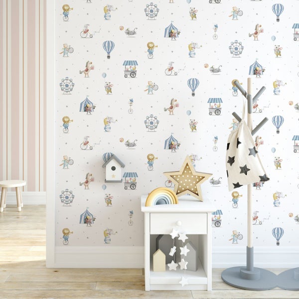 Kindertapete im Zirkusdesign mit Tieren, Riesenrad und Heißluftballons im Kinderzimmer, neben einem weißen Nachttisch und Kleiderständer.