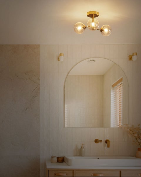 Deckenleuchte mit drei klaren Glaskugeln