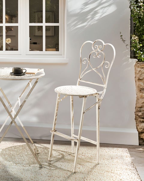 Szene mit Bistrotisch und Barstuhl aus Metall für den Außenbereich