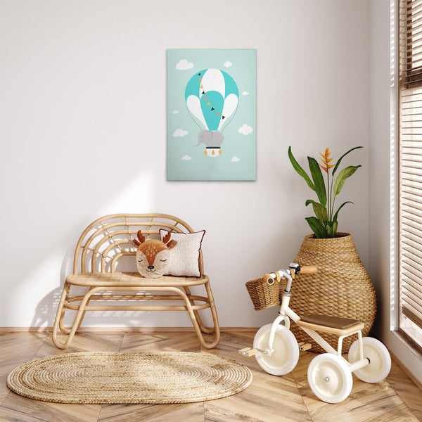 Dekoratives Kinderzimmer mit einem Wandbild mit Heißluftballon, einer Sitzbank, einem Teppich und einem Dreirad.