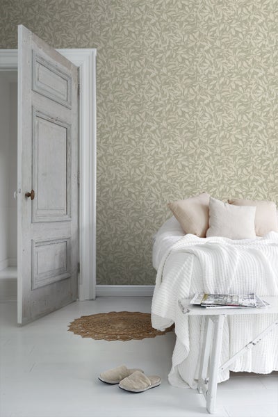 Holzgartenhaus mit Fenstern, Doppeltür und Dach in Gartenumgebung