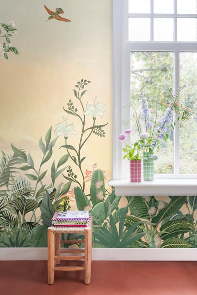 Dekoratives Zimmer mit floraler Dschungel-Tapete, Holzschemel und Fensternische mit Blumenvasen.