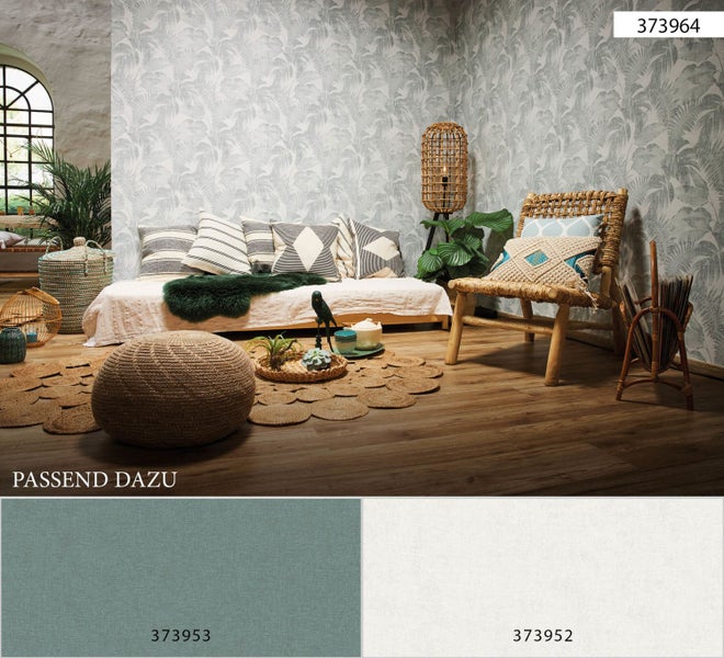 Wohnraum mit gemusterter Tapete, Sofa, Stuhl und Dekoration