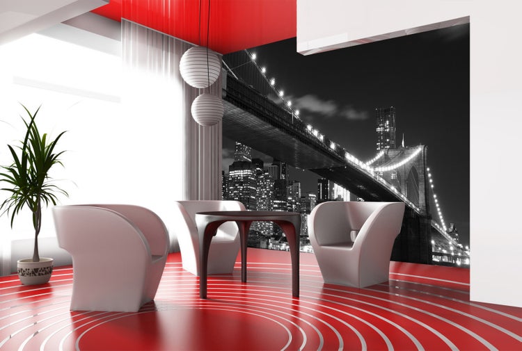 Modernes Wohnzimmer mit Möbeln, Zimmerpflanze und Fototapete mit Brückenmotiv