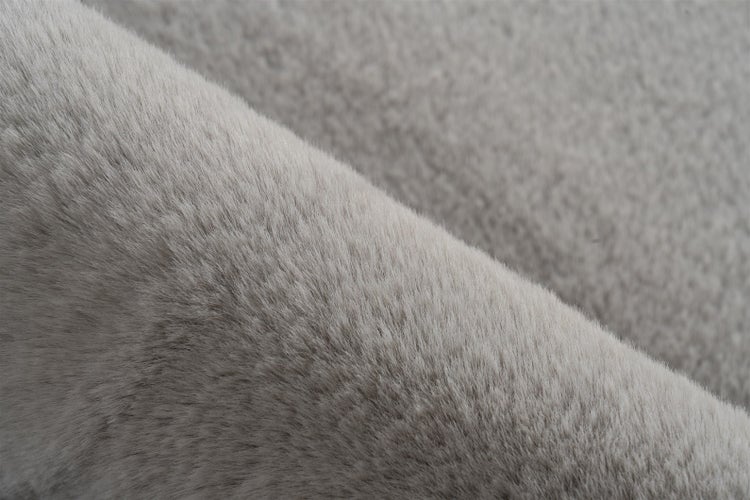 Rechteckiger, flauschiger Hochflor-Teppich in Grau.