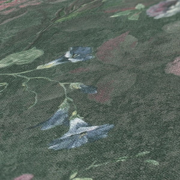 Esszimmer mit Holztisch, Stühlen und floraler Tapete für eine elegante Atmosphäre.