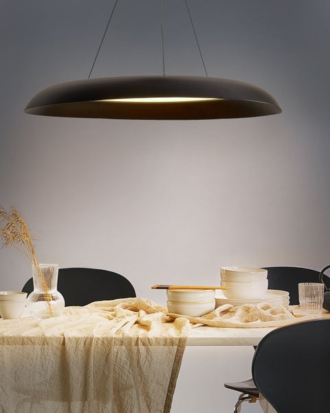 Moderne Hängelampe über einem gedeckten Esstisch.