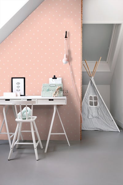 Helles Kinderzimmer mit Schreibtisch, Stuhl, Spielzelt und Tapete mit Herzmuster