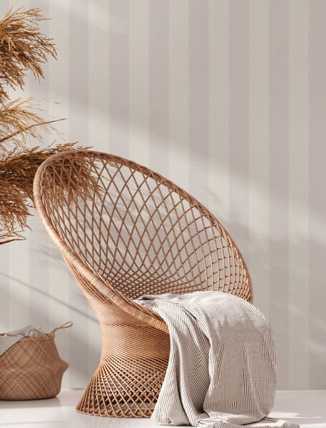 Technische Zeichnung einer Gartengarnitur mit Tisch, Stühlen und Sonnenschirm mit Maßangaben