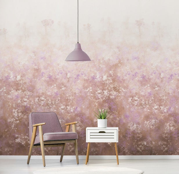 Szene mit Sessel, Nachttisch, Topfpflanze und Pendelleuchte vor einer Wand mit Blumenmuster.