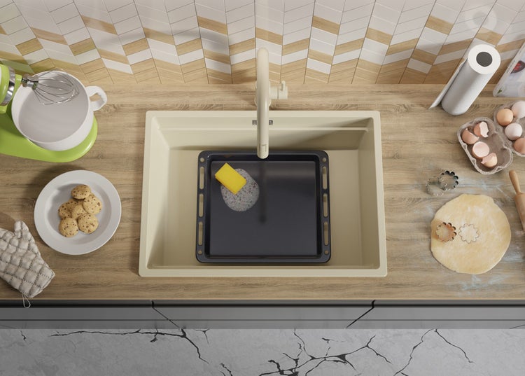 Küchenszene mit Spüle, Backblech, Teig, Keksen und Küchengeräten aus der Vogelperspektive