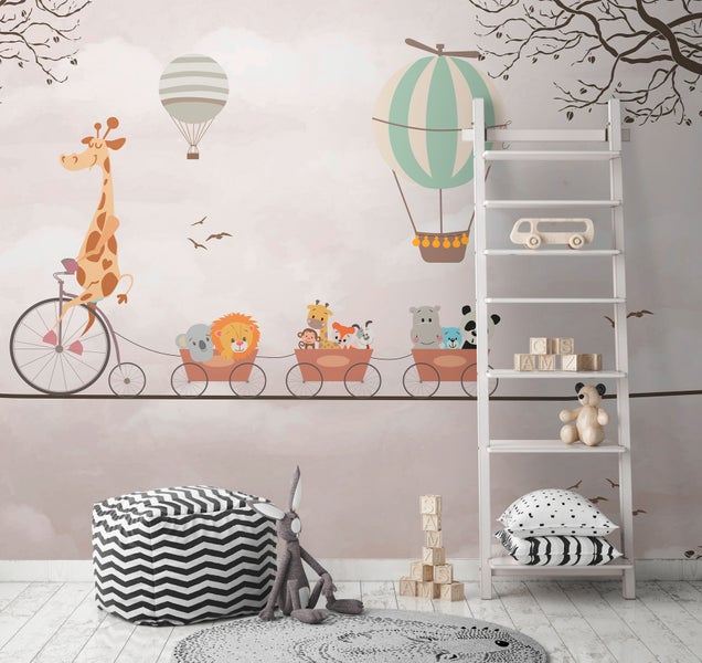 Dekoratives Kinderzimmer mit einem Wandbild mit Tieren in einem Zug, einem Sitzkissen, einem Teppich und einer Leiter mit Spielzeug