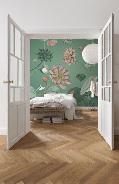 Schlafzimmer mit Blumendesign-Tapete, Bett und Holzboden