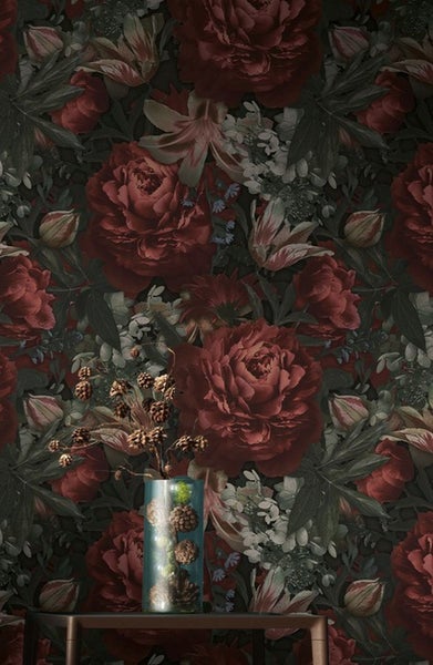 Dekorative Blumentapete mit Tisch, Pflanze und Bilderrahmen