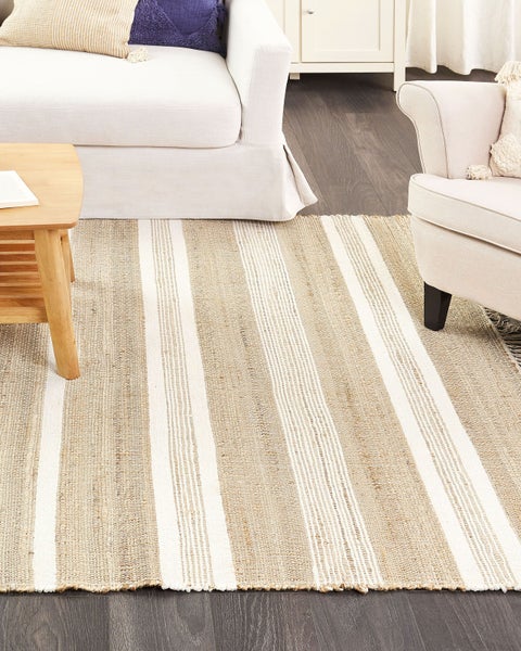 Draufsicht auf einen Spielturm aus Holz mit Dach, einer Rutsche und einem Schaukelanbau.