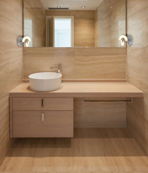 Helles Badezimmer mit Waschtisch, rundem Aufsatzwaschbecken und Spiegel