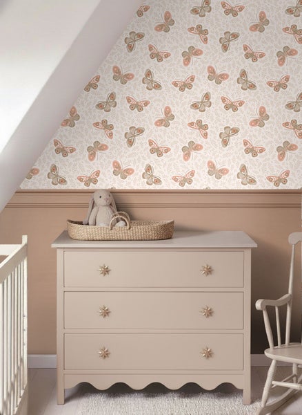 Kinderzimmer mit Tapete mit Schmetterlingsmuster, Kommode und Spielzeug