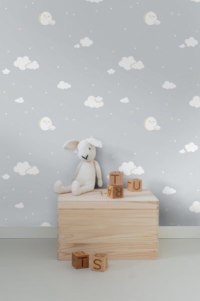 Kinderzimmer mit Wolken- und Sternentapete, Holzkiste und Spielzeug