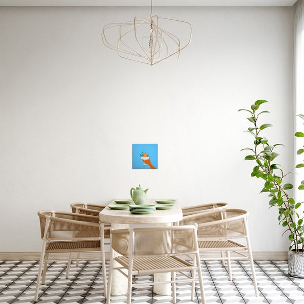 Esszimmer mit Esstisch, Stühlen, Zimmerpflanze, Lampe und einem gerahmten Bild an der Wand