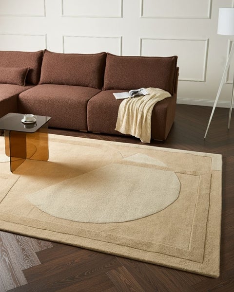 Wohnzimmer mit Teppich, Stuhl und Kommode für eine gemütliche Atmosphäre.