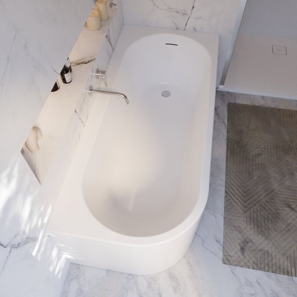 Badezimmer mit Badewanne, Armatur und Ablageflächen mit Dekorationsartikeln