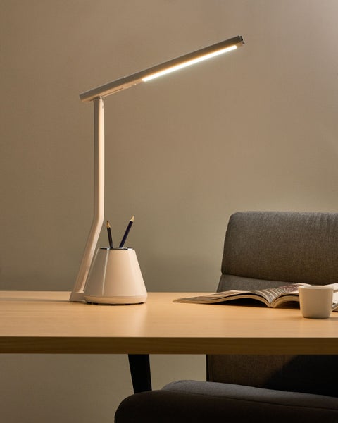Schreibtisch mit LED-Lampe, Stifthalter, Zeitschrift und Tasse