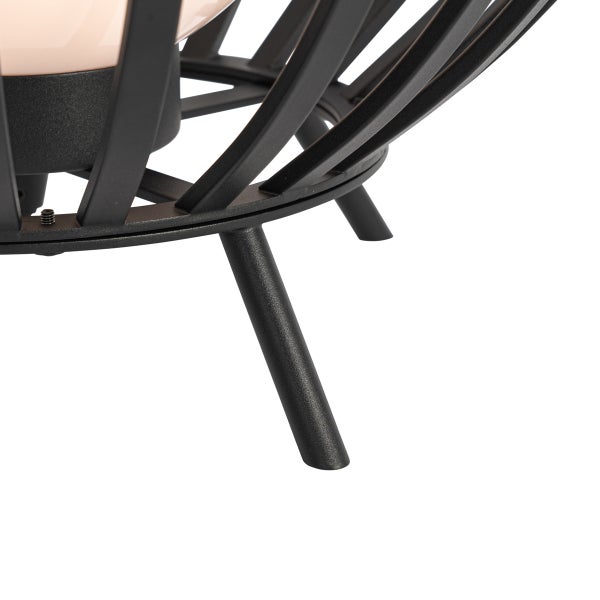 Detailansicht einer schwarzen Metall Laterne mit filigranem Gestell und Standbeinen.