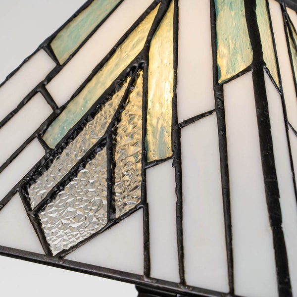 Detailansicht einer Tiffany Lampe mit geometrischem Muster aus Glas