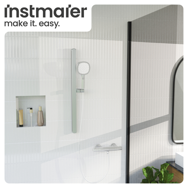 instmaier Logo. Modernes Duschsystem mit Handbrause, Brausestange und Armatur in einem hellen Badezimmer mit weiß vertikal gefliester Wand.