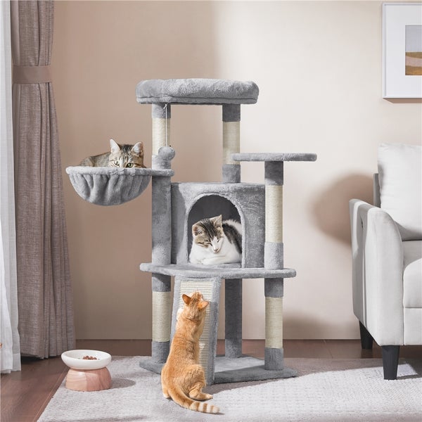 Katzenkratzbaum mit mehreren Ebenen, Höhle und drei Katzen