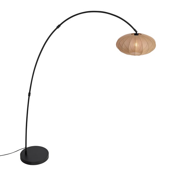 Schwarze Bogenlampe aus Metall mit ovalem Schirm aus beigefarbenem Geflecht.