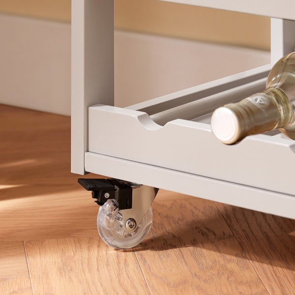 Detailaufnahme eines Servierwagens mit Rollen und Flaschenablage