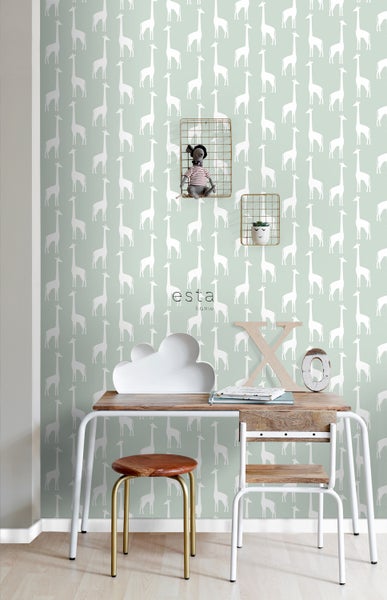 Helles Kinderzimmer mit Giraffentapete, Schreibtisch und Stuhl