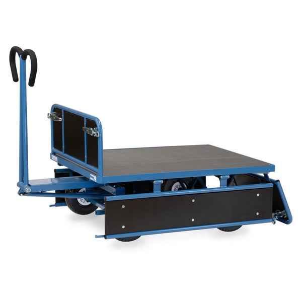 Blauer Plattformwagen mit großer Ladefläche, schwarzen Seitenwänden und hohem Griff mit ergonomischen Griffen.
