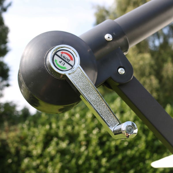 Handkurbel für einen Sonnenschirm mit Richtungsanzeige für die Auf- und Abwärtsbewegung.