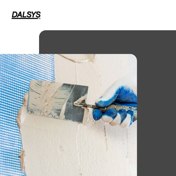 DALSYS Logo. Auftragen von Putz mit einer Glättkelle auf Armierungsgewebe an einer Wand.