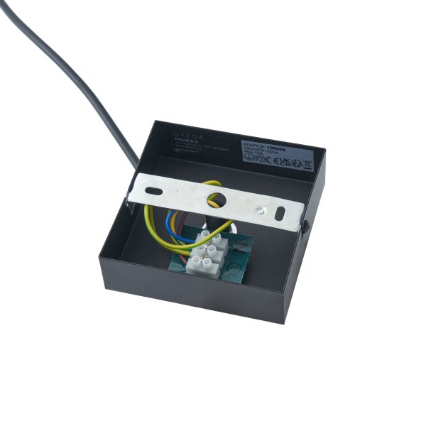 Innenansicht einer Deckenleuchte mit elektrischen Anschlüssen und Befestigungsmaterial