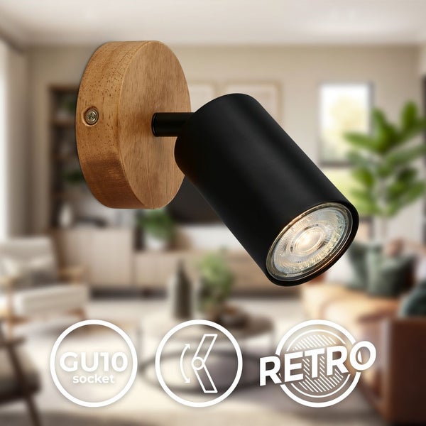 Retro-Wandspot mit rundem Holzsockel und verstellbarem schwarzem Metallkopf, GU10-Fassung, in einem hellen, modernen Wohnzimmer.