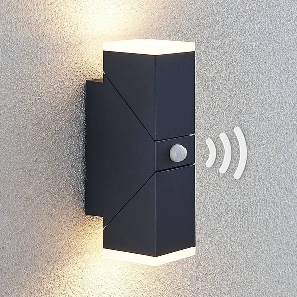 Rechteckige Außenwandleuchte in Schwarz mit Bewegungssensor und Lichtaustritt nach oben und unten.