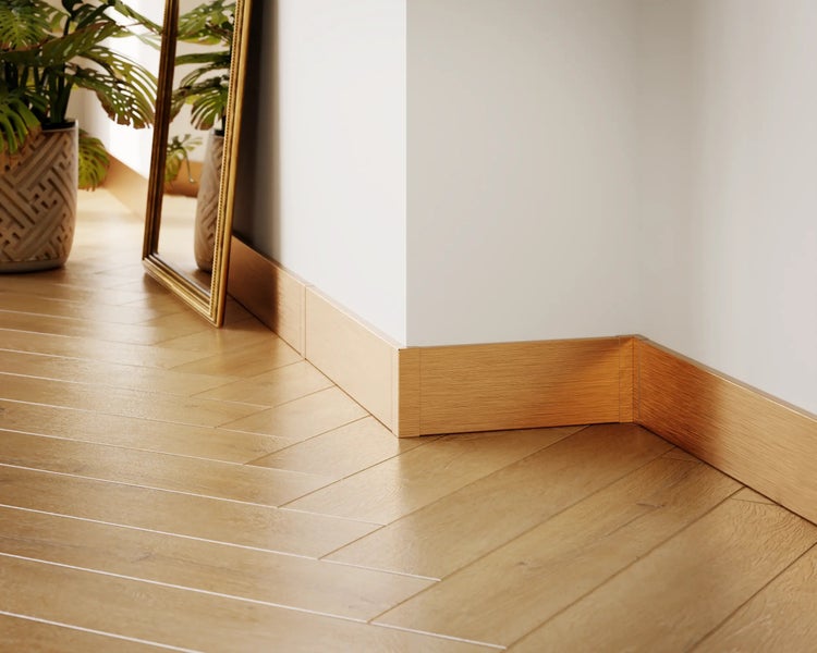 Zimmer mit Holzfußboden in Fischgrätmuster und Sockelleisten