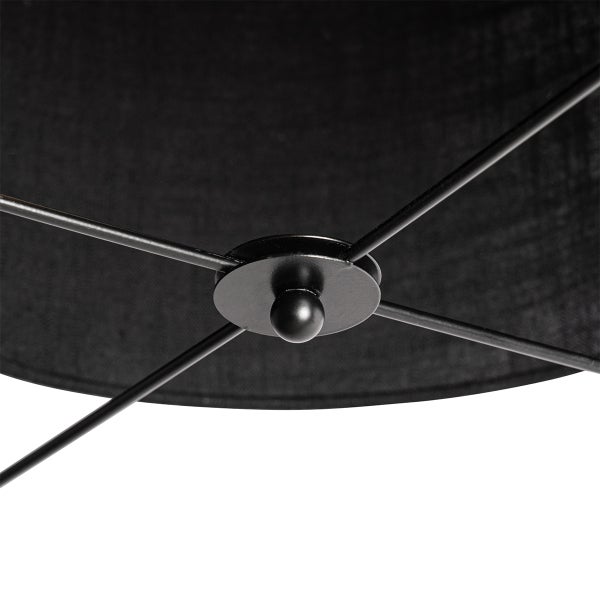 Detailansicht einer Lampenschirmhalterung aus schwarzem Metall mit schwarzem Stoffschirm.