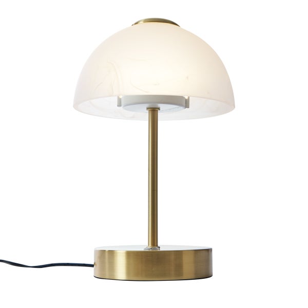 Moderne Tischleuchte mit kuppelförmigem weißem Glasschirm und messingfarbenem Metallgestell.