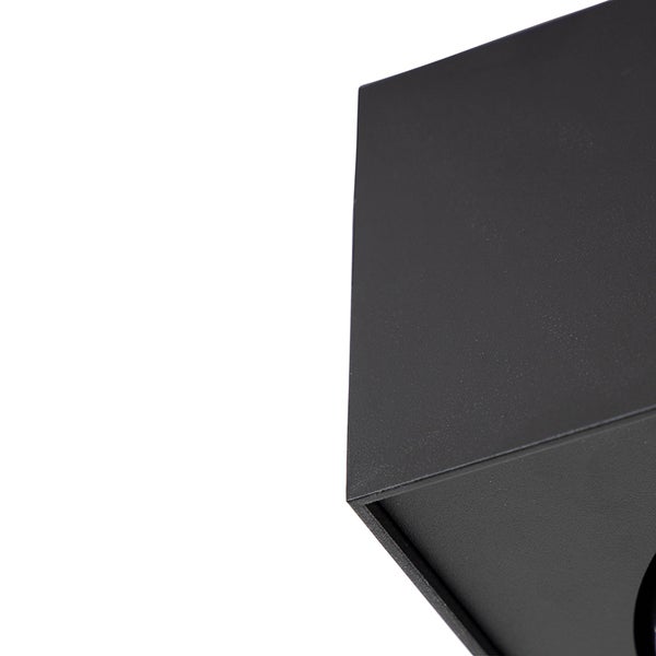 Detailaufnahme einer schwarzen Wandleuchte