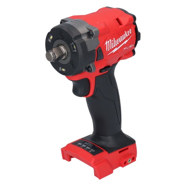 Roter Milwaukee Akkumulator-Schlagschrauber Fuel mit integrierter Beleuchtung am Werkzeugkopf und einem gummierten Griff.